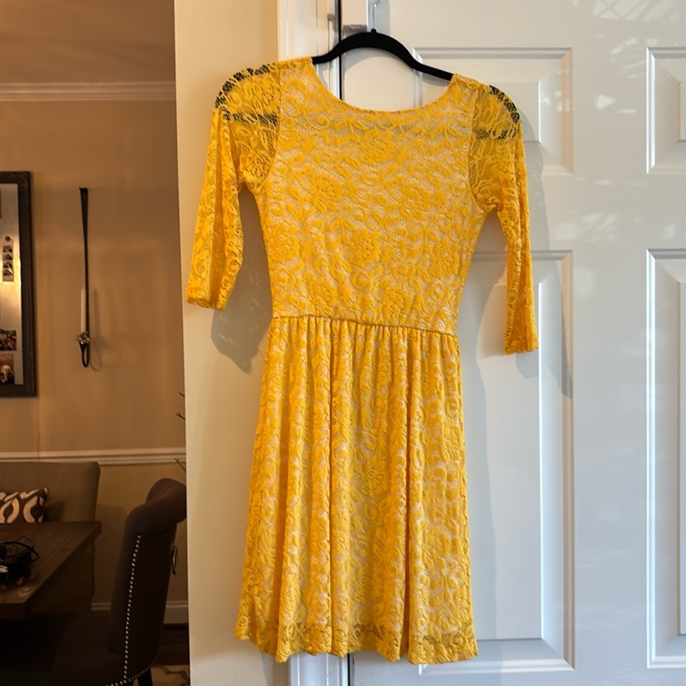 Lace dress with lining